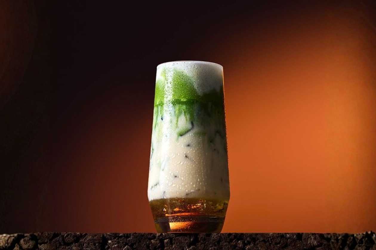 Mrożona Matcha Latte z syropem pekanowym