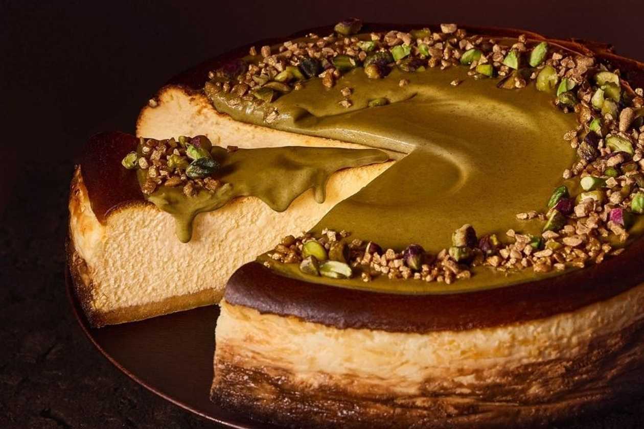 Sernik baskijski z polewą pistacjową