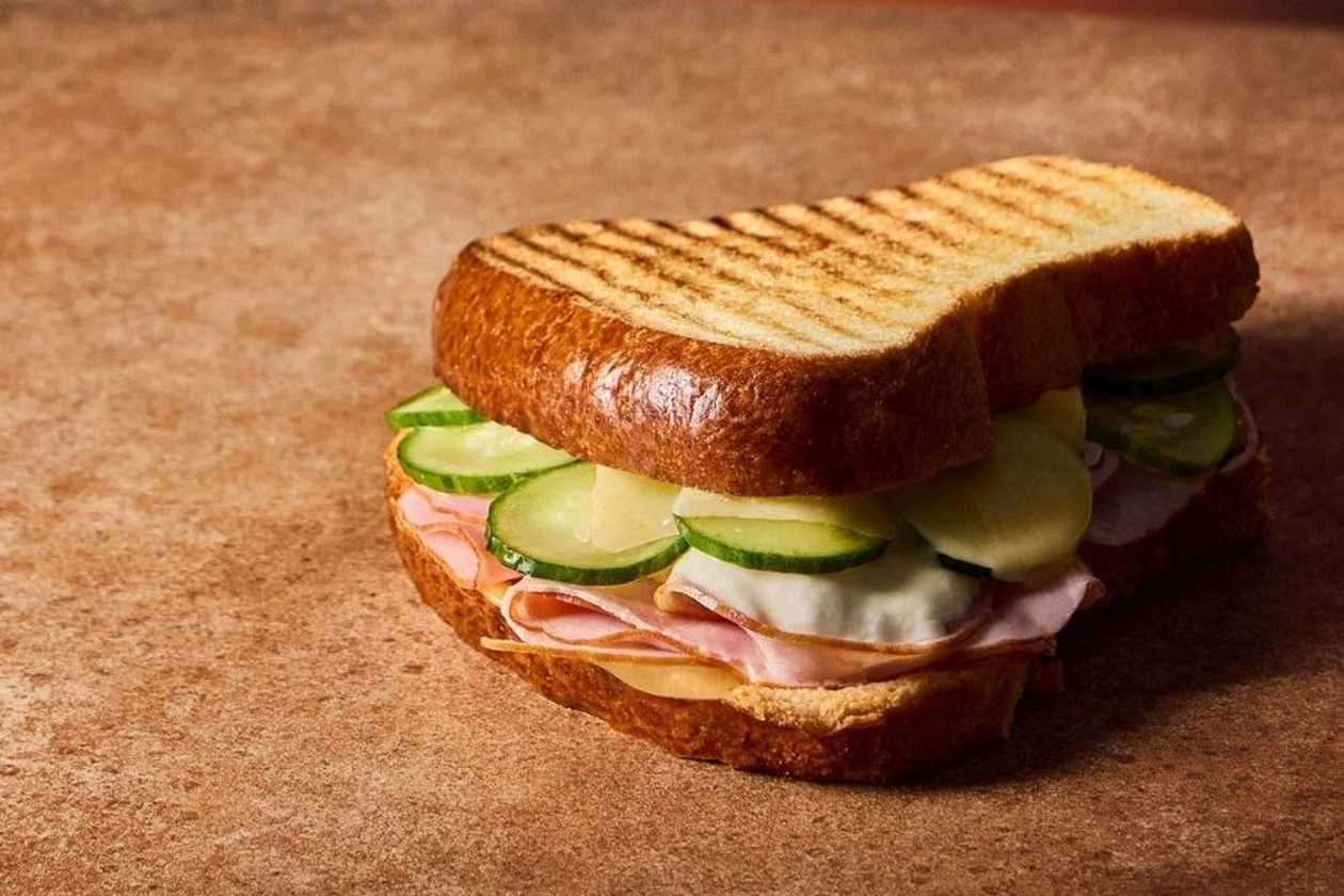 Tost brioche - szynka cotto + mozzarella + sos marinara