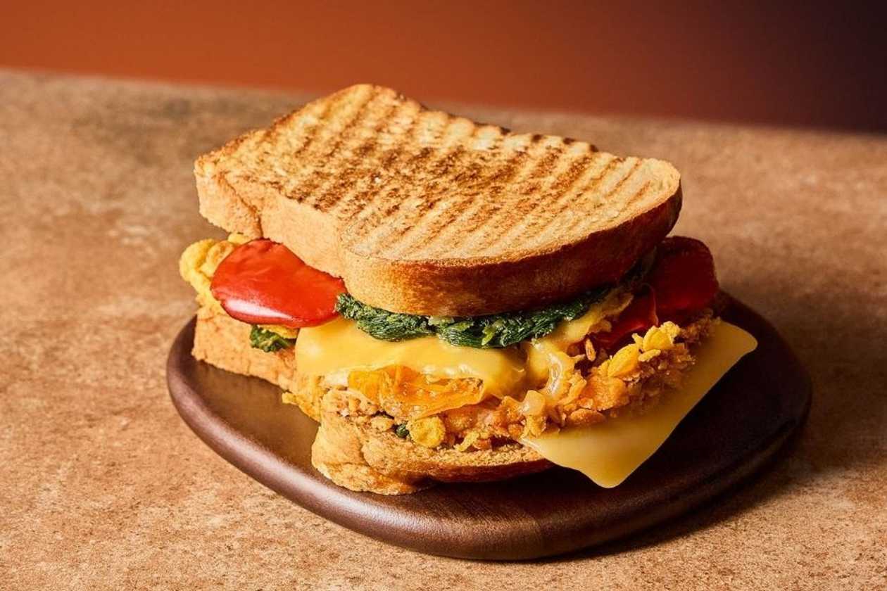 Tost brioche - kurczak sielski + cheddar + papryka grillowana