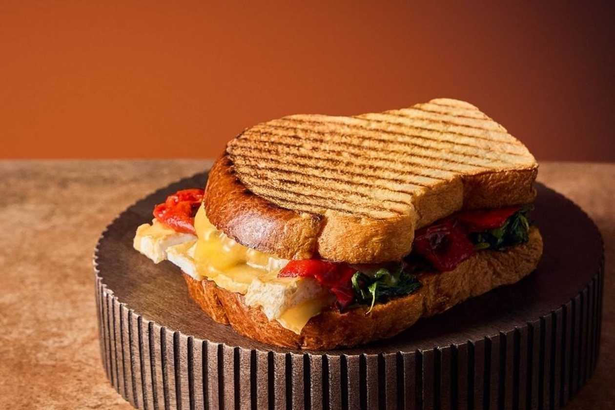 Tost brioche - camembert + grillowana papryka + szpinak