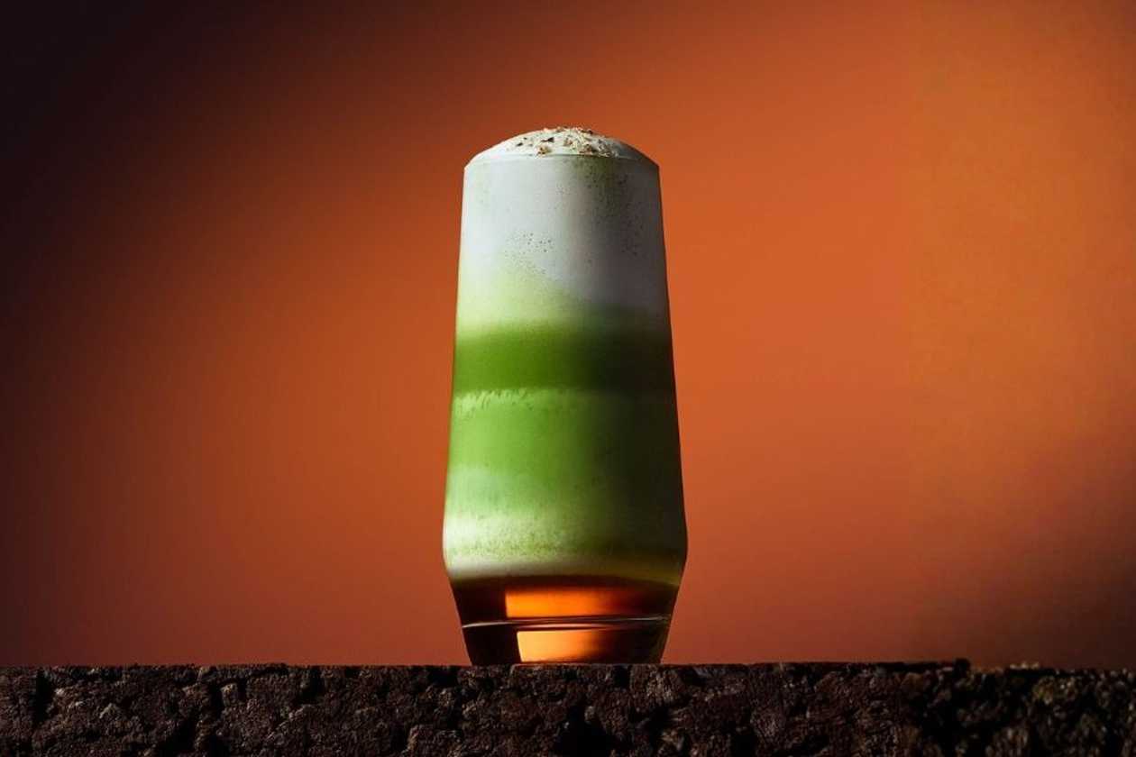 Matcha latte z syropem pekanowym