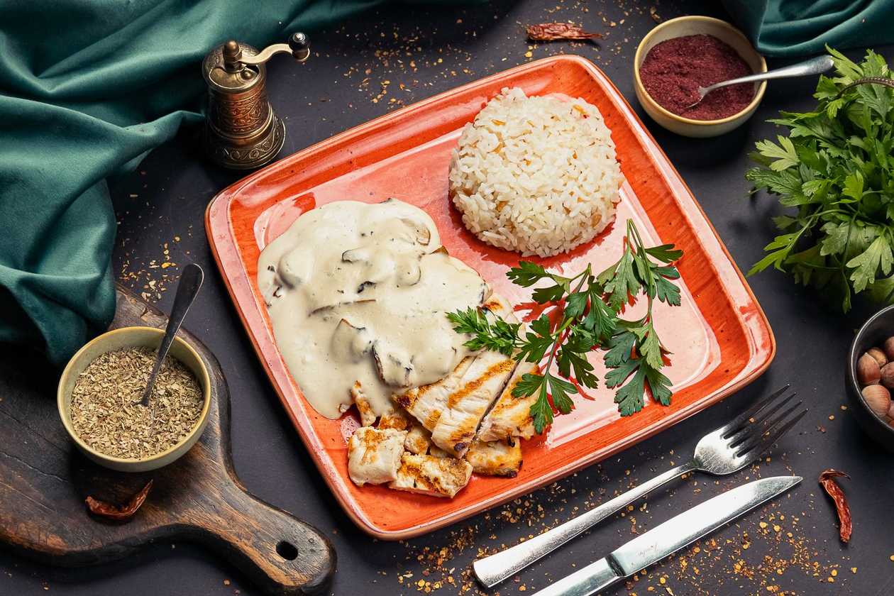 Chicken with white sauce