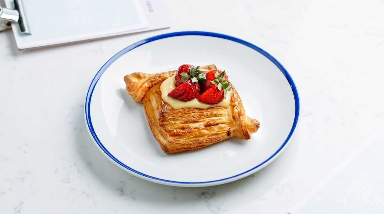 Pastry Tart with hazelnut cream and strawberries