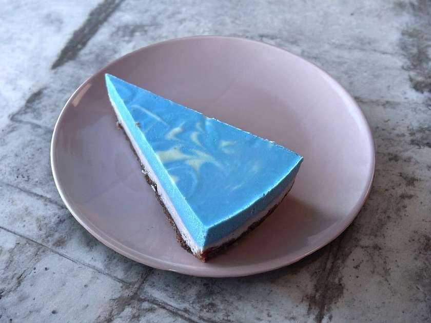 Raw Blue Spirulina Cheesecake with Blueberry