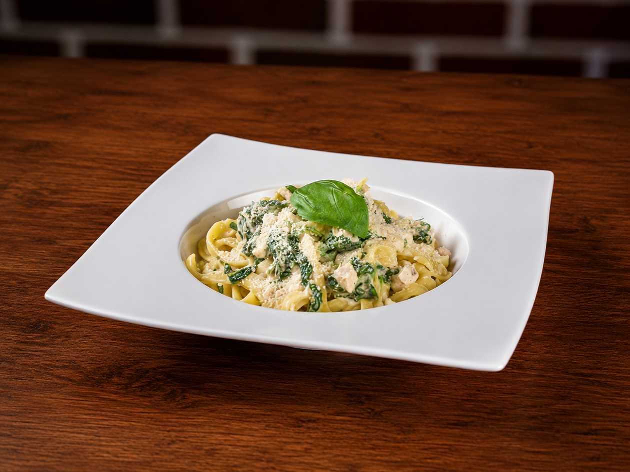 Tagliatelle con Pollo e Spinaci