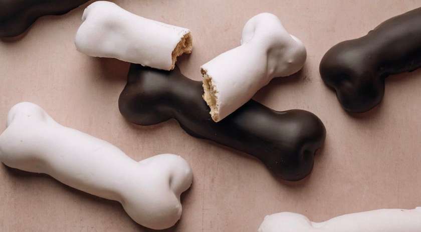 Għadam Tal-mejtin (Almond bones)