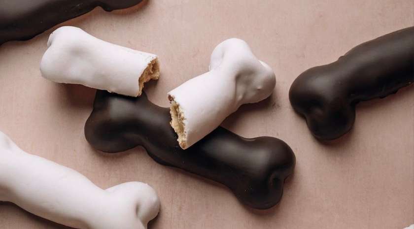 Chocolate Għadam Tal-mejtin (Almond bones)