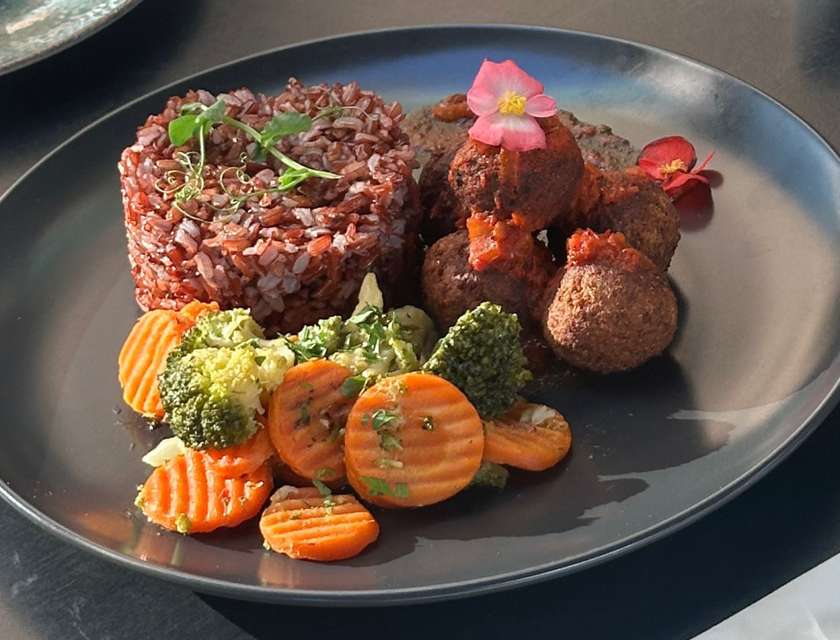 Chifteluțe vegane cu legume si orez rosu