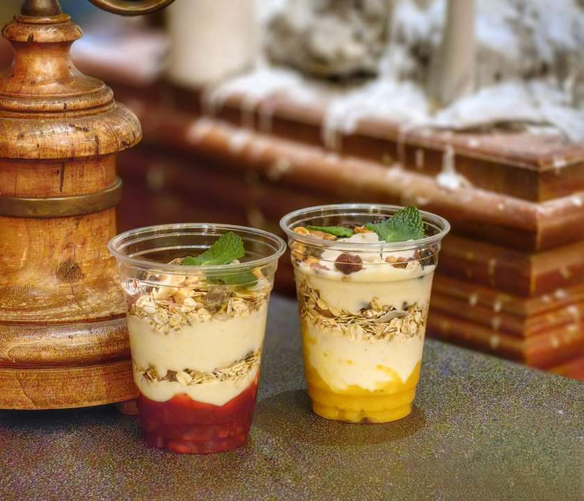 Yogurt Parfait cu musli si fructe de padure - produs de post