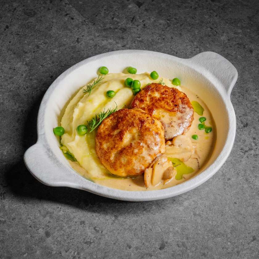 Chicken cutlet in cream-pepper sauce
