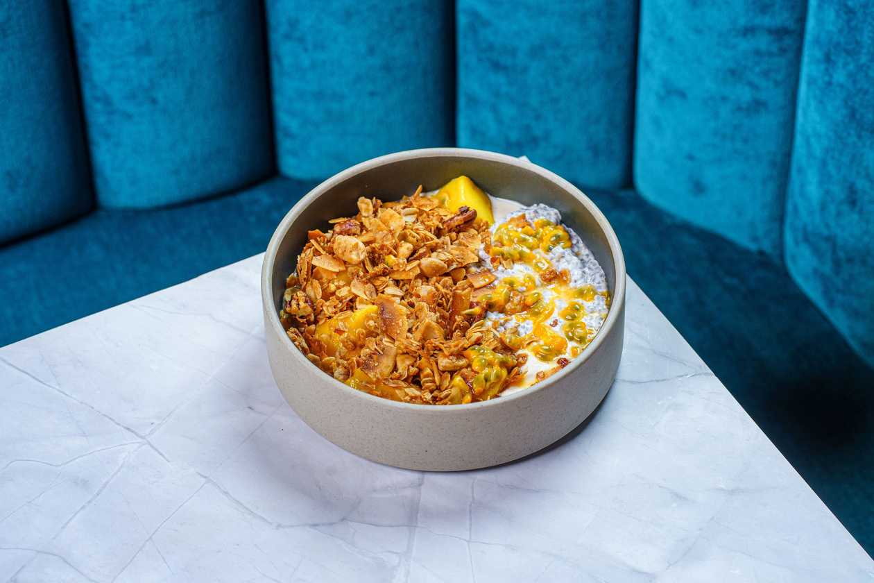 Yogurt bowl with granola