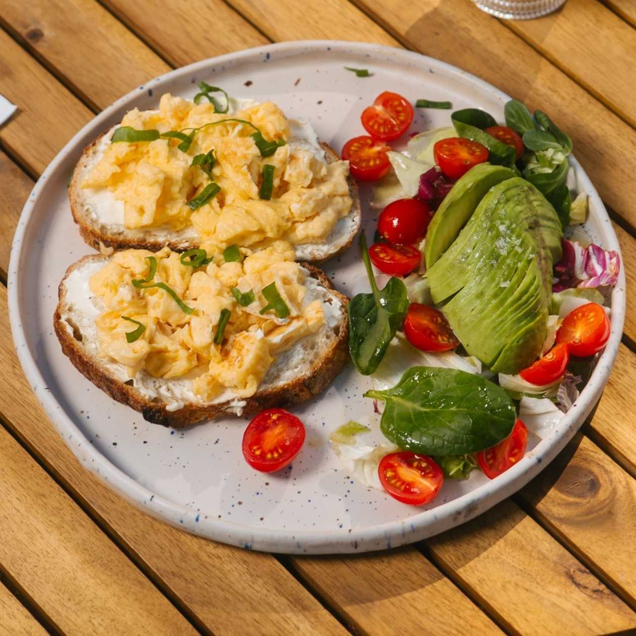 Toast cu Omletă Scrambled
