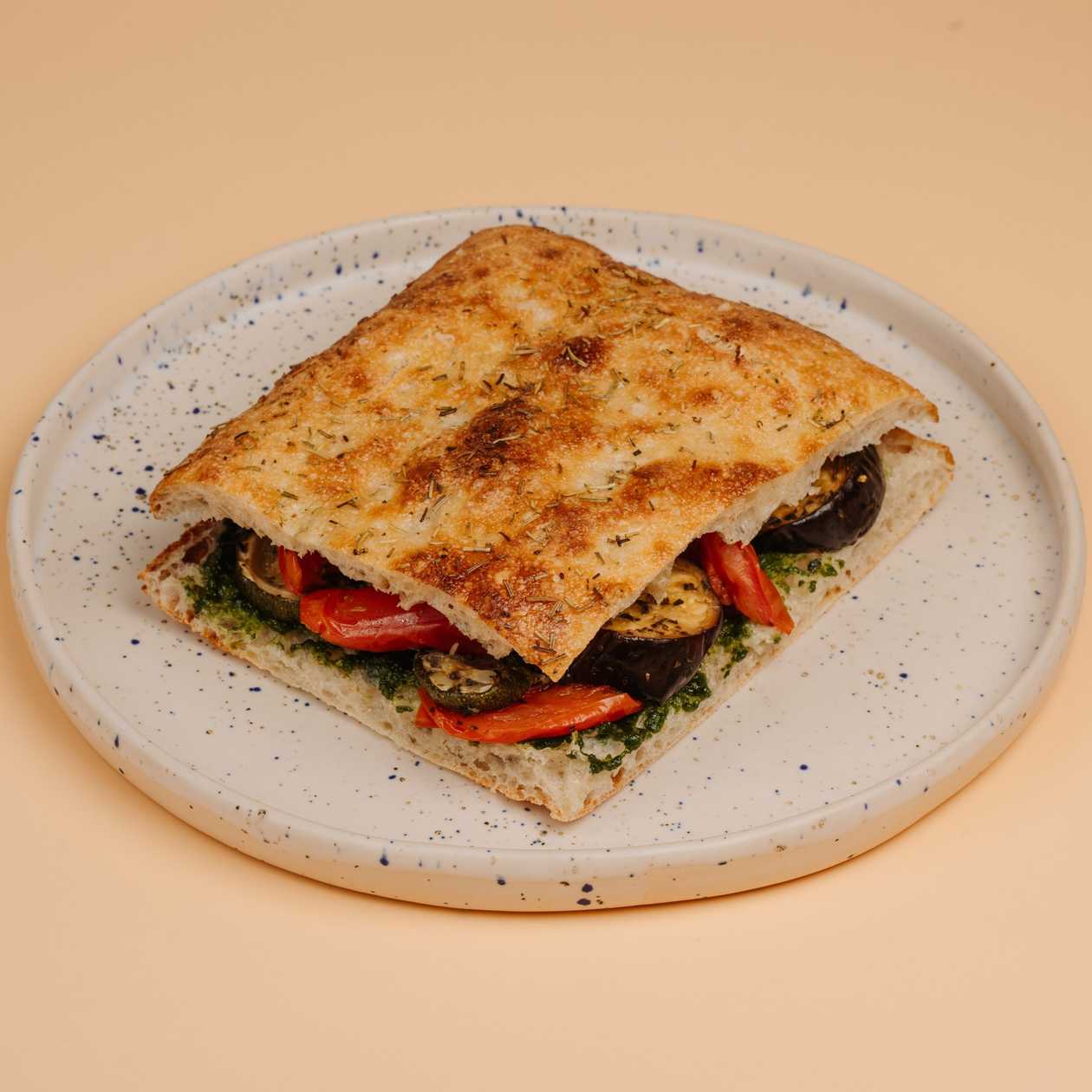 Sandwich Vegan cu Legume la Cuptor și Sos Pesto
