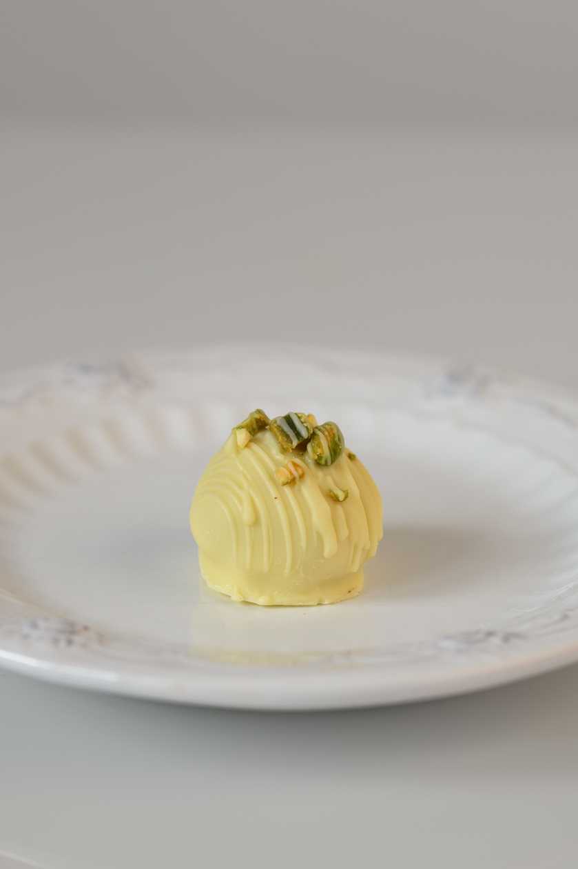 Pistachio/Lemon flavored white chocolate truffle. 1 pc.