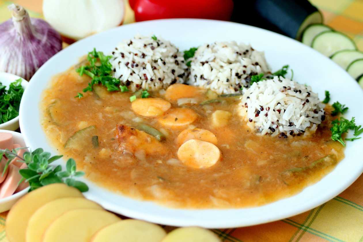 Zucchini goulash with veggie sausages, rice with quinoa