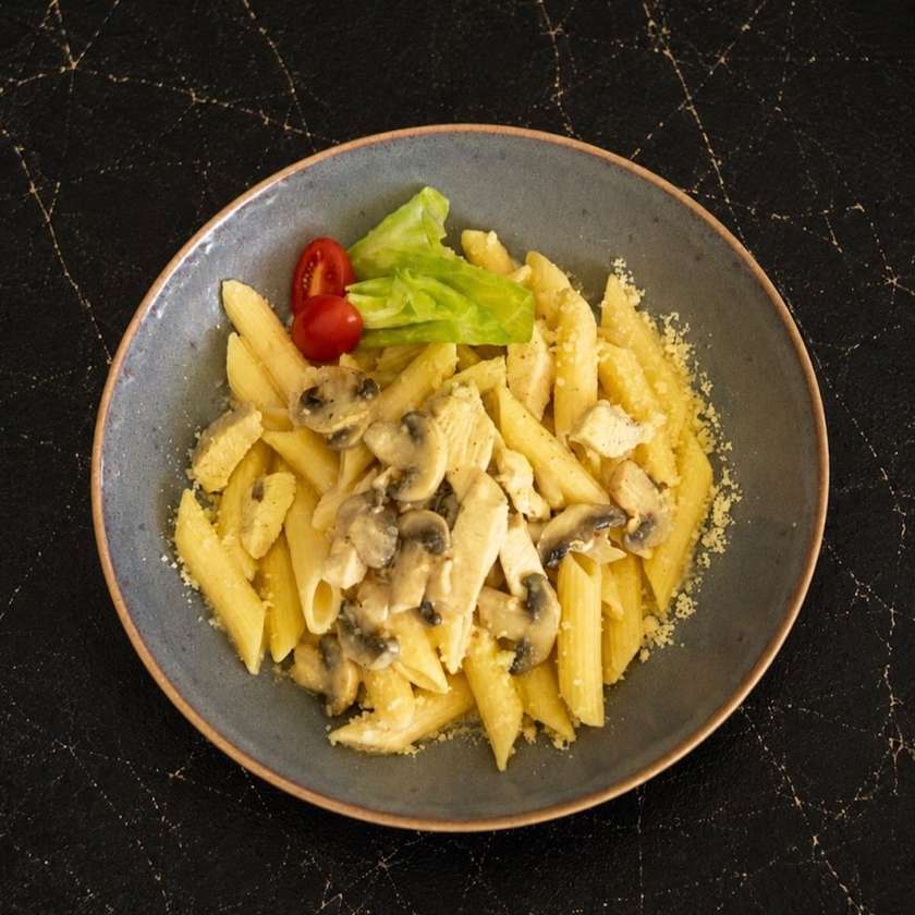 Penne s kuřecím masem a žampiony