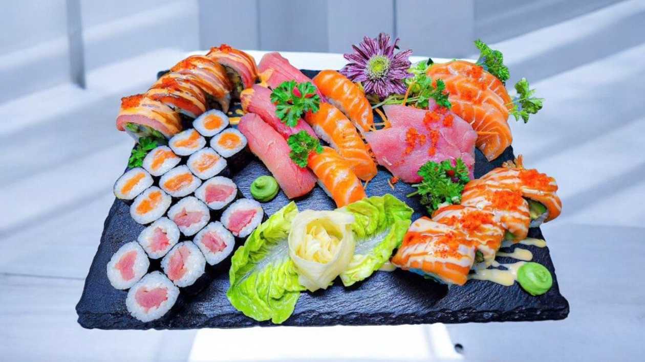 76. Maguro & Salmon Love Set