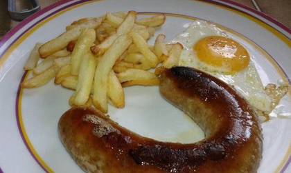 Alheira grelhada com batata frita arroz e ovo