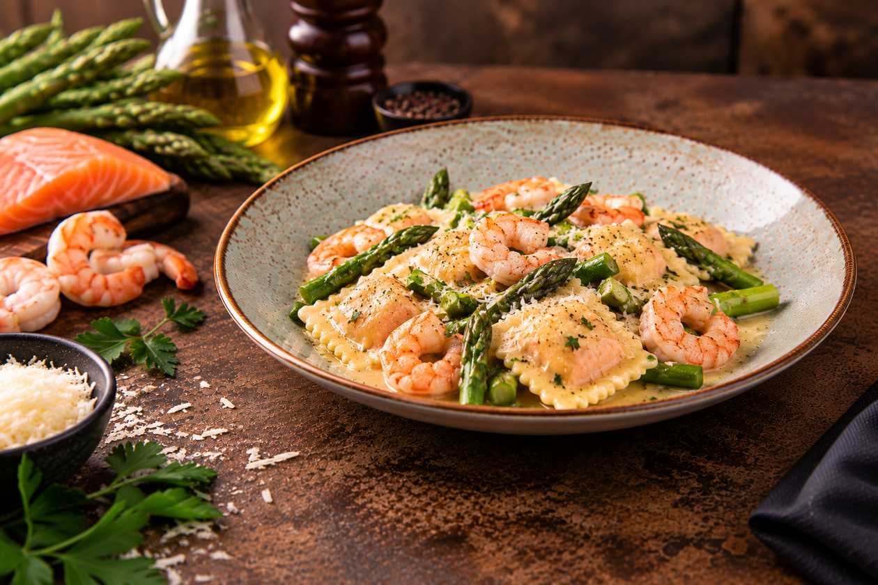 Ravioli di salmone con gamberi e aspar