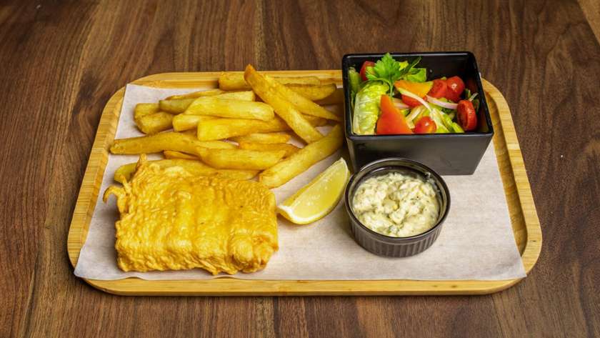 Fish & Chips Φιλέτο μπακαλιάρου, με τηγανητές πατάτες και πράσινη σαλάτα
