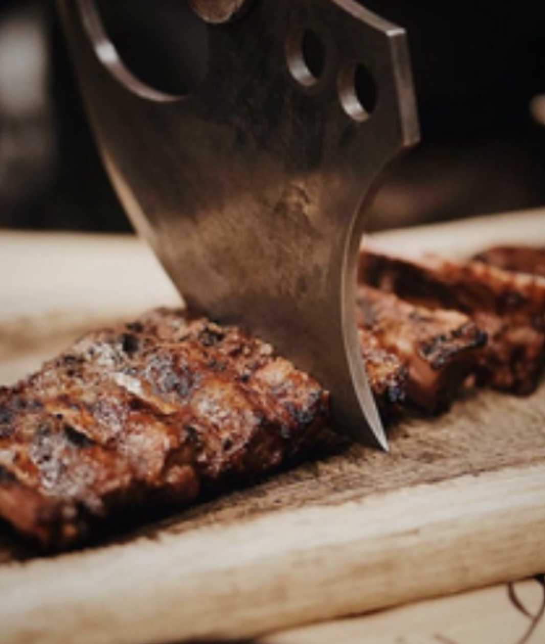 Ребра на вогні з соусом BBQ