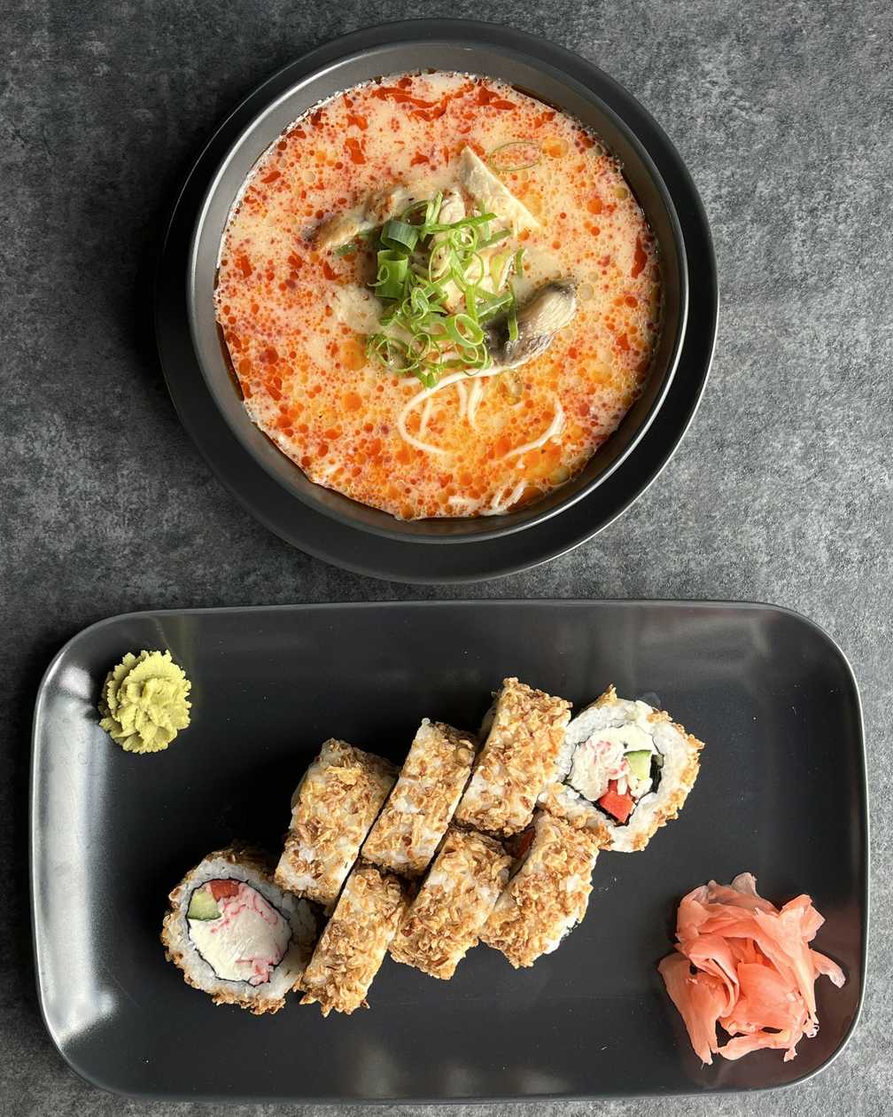 Tom yum sriuba su vištiena ir sushi su krabų lazdelėmis ir svogūnų traškučiais