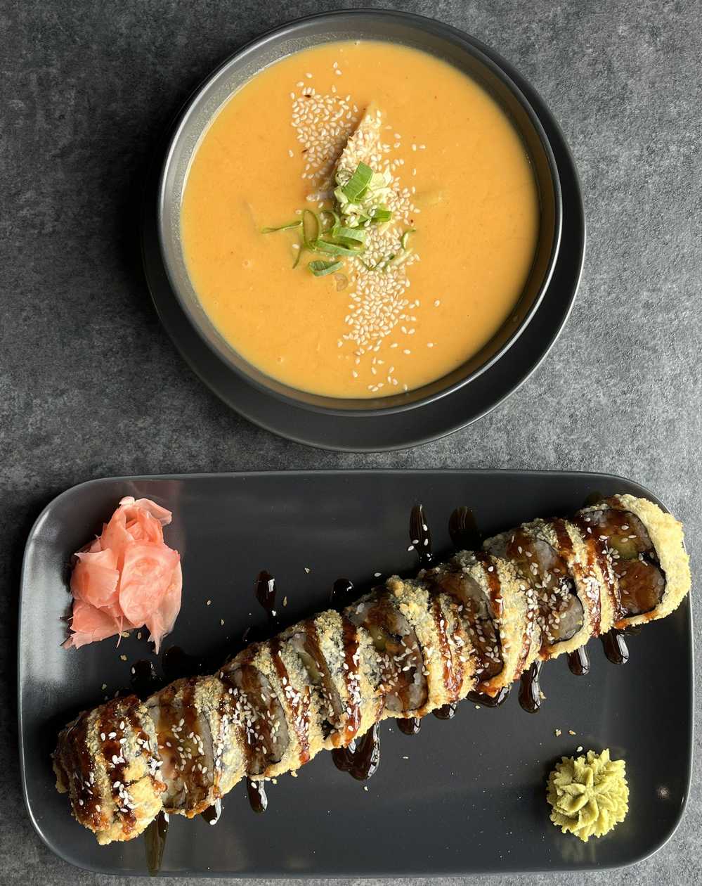 PIRMADIENIS:Trinta daržovių sriuba su vištiena ir apkeptas sushi su lašiša ir unguriu