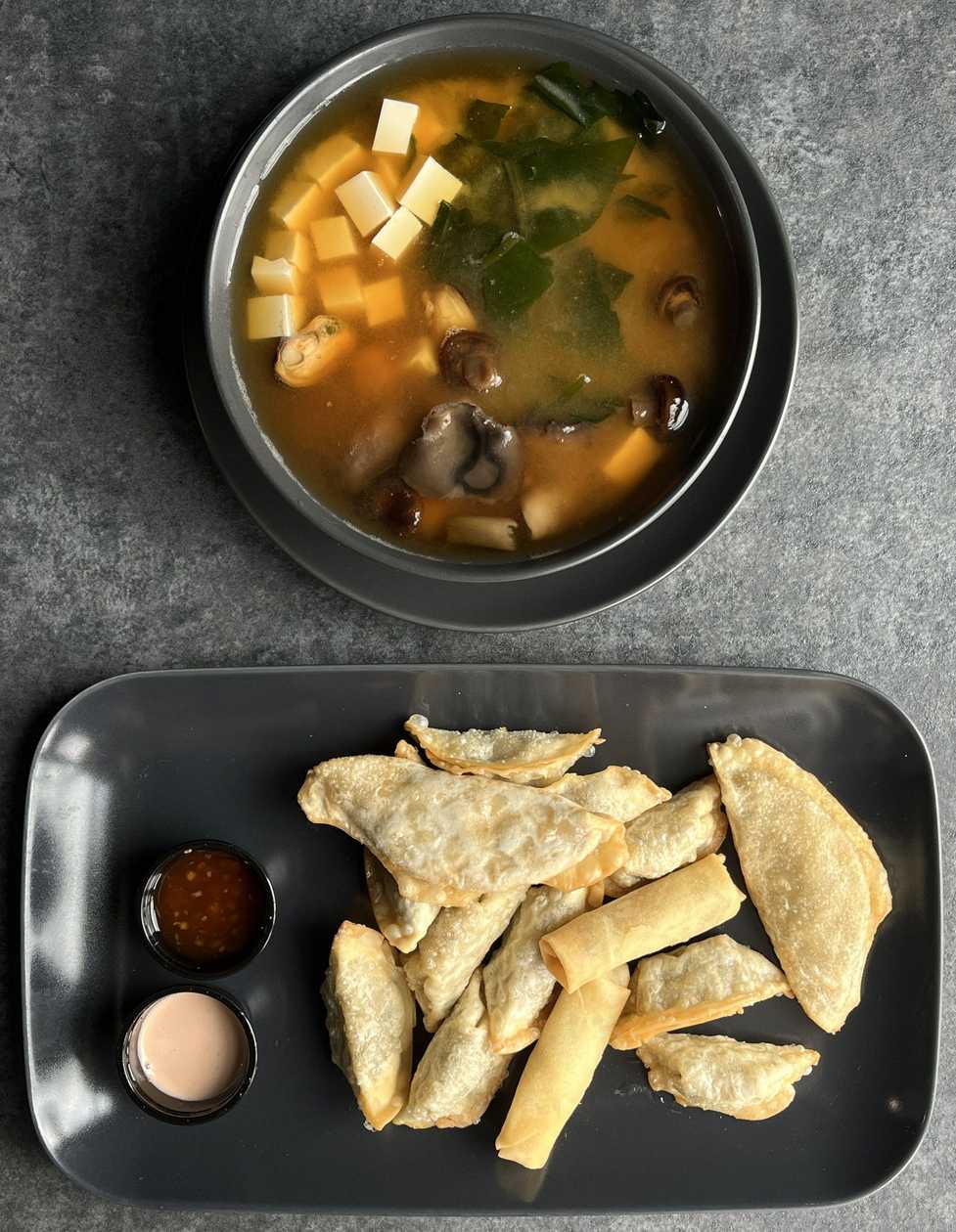 Miso shiro sriuba su jūros gėrybėmis ir tofu, bei gruzdintų koldūnų mix