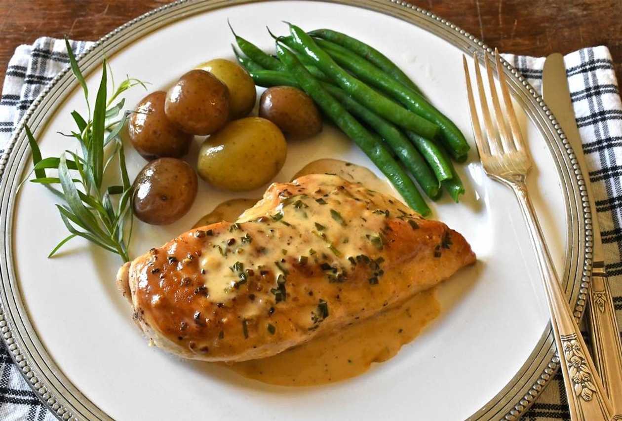 Chicken with green pepper sauce and potatoes