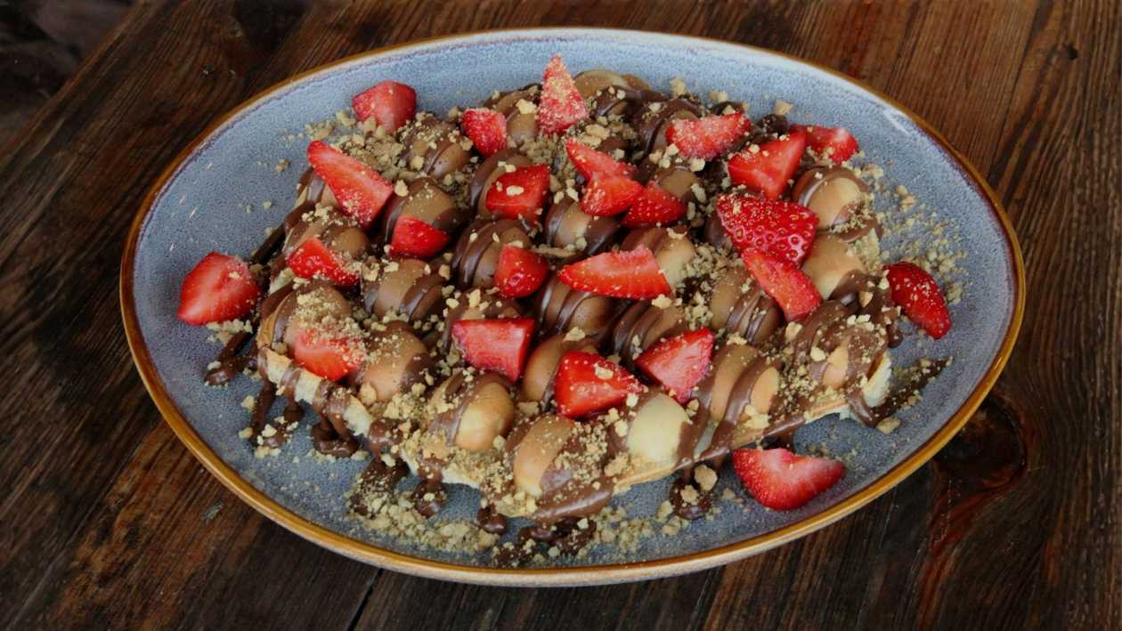 🧇🍫🍓 Berry Bliss Loaded Bubble Waffle