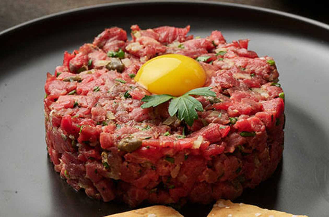Tartar de vita cu mirodenii si oua de prepelita