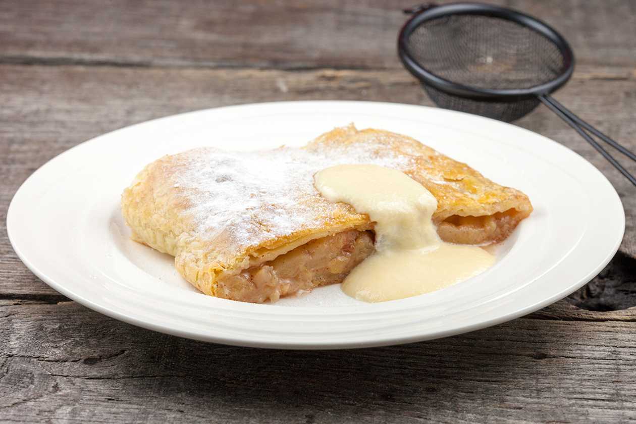 Strudel vienez cu mere si sos de vanilie