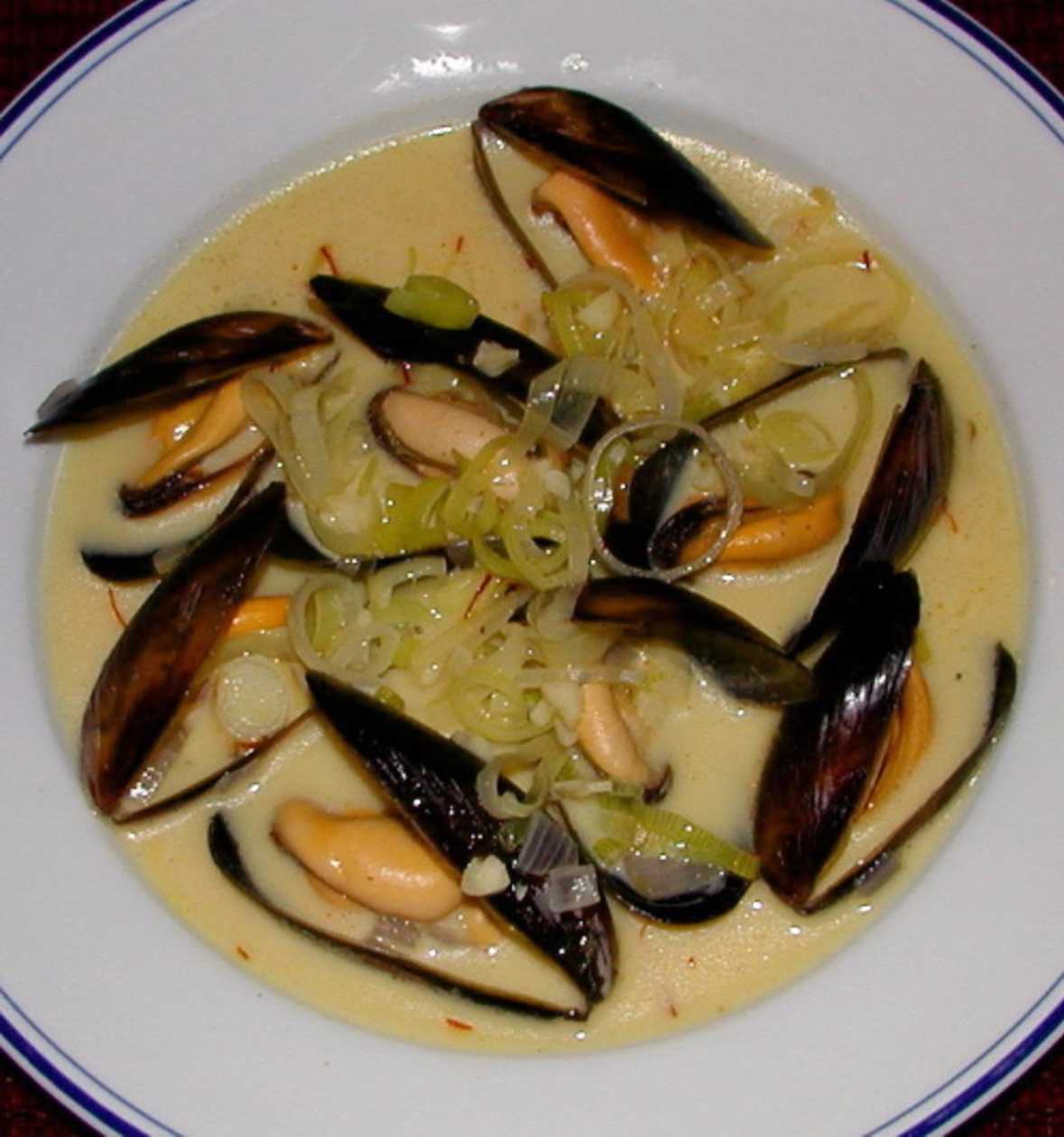Garlic cream soup with mussels