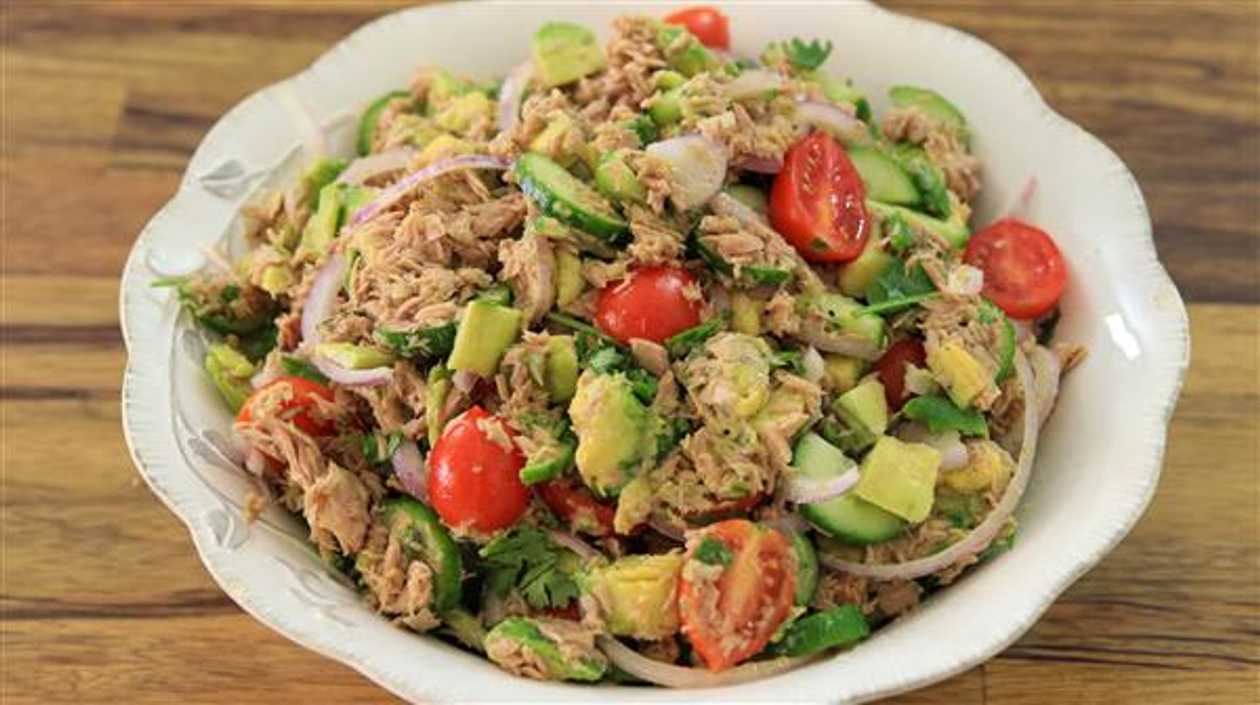 Salata cu file de ton rosu si avocado