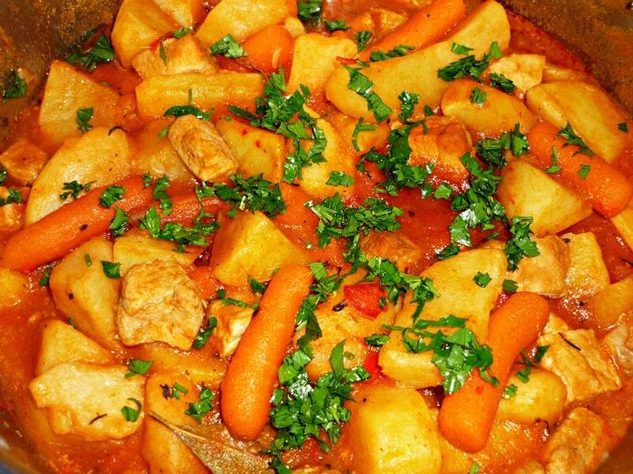 Tocană de Legume cu Carne de Porc