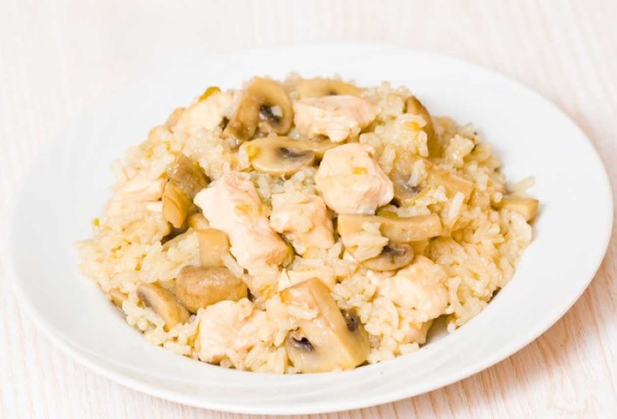 Pilaf de Orez cu Ciuperci și Carne de Pui