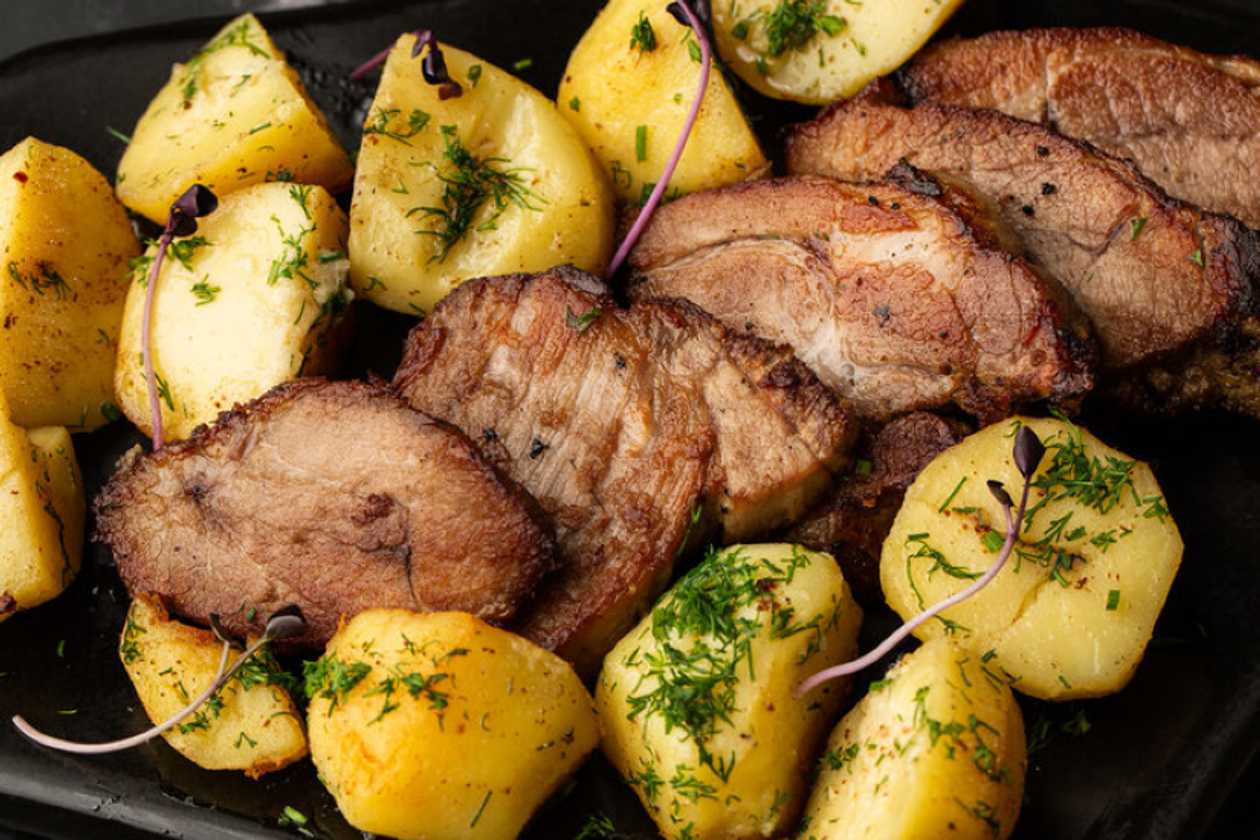 Cartofi la Cuptor cu Carne de Porc