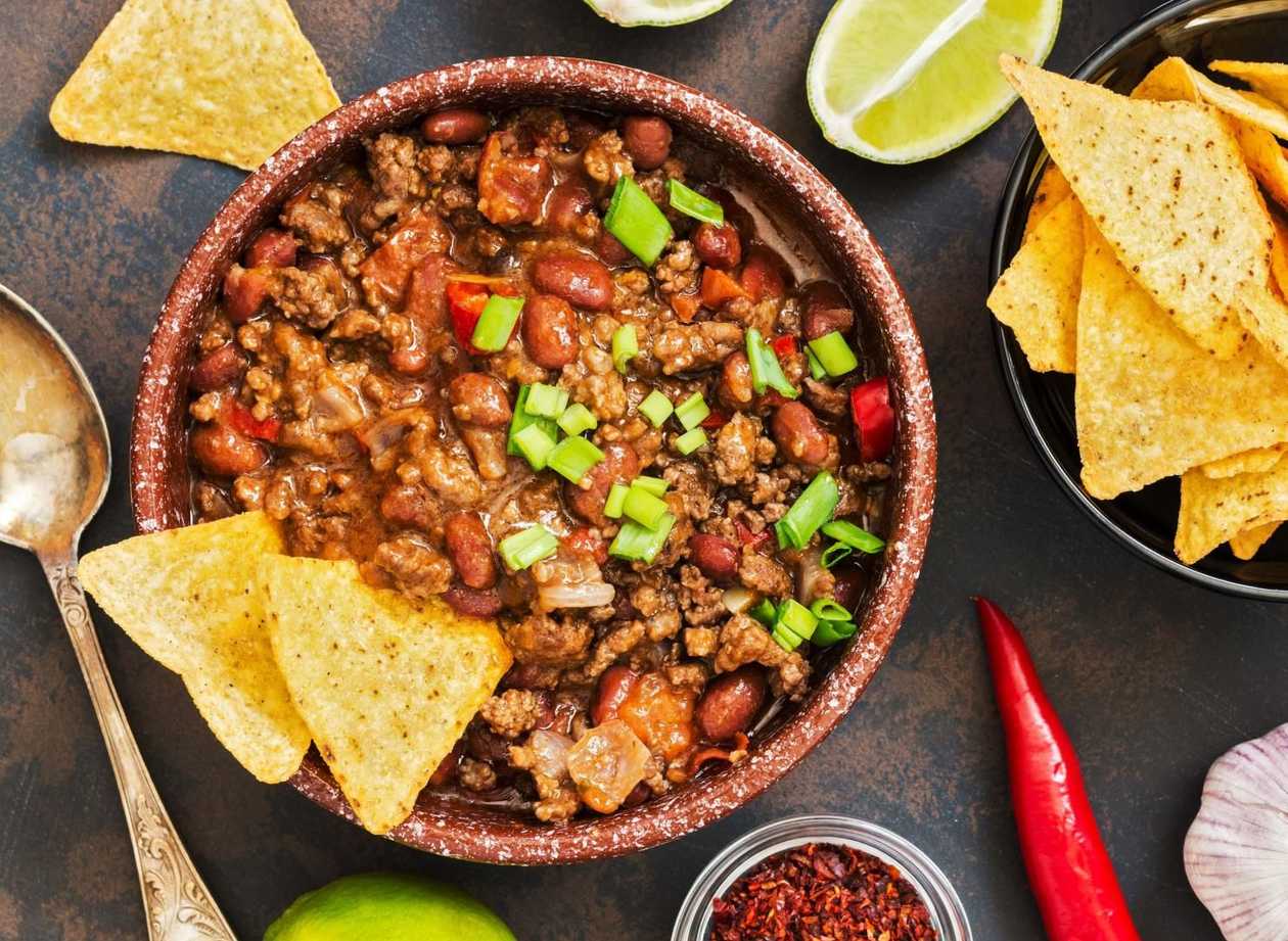 Chilli con carne se smaženými hranolky
