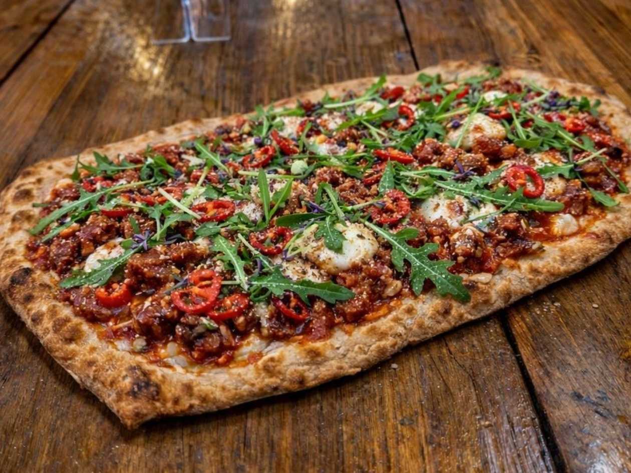 Pinsa con ragú napoletano