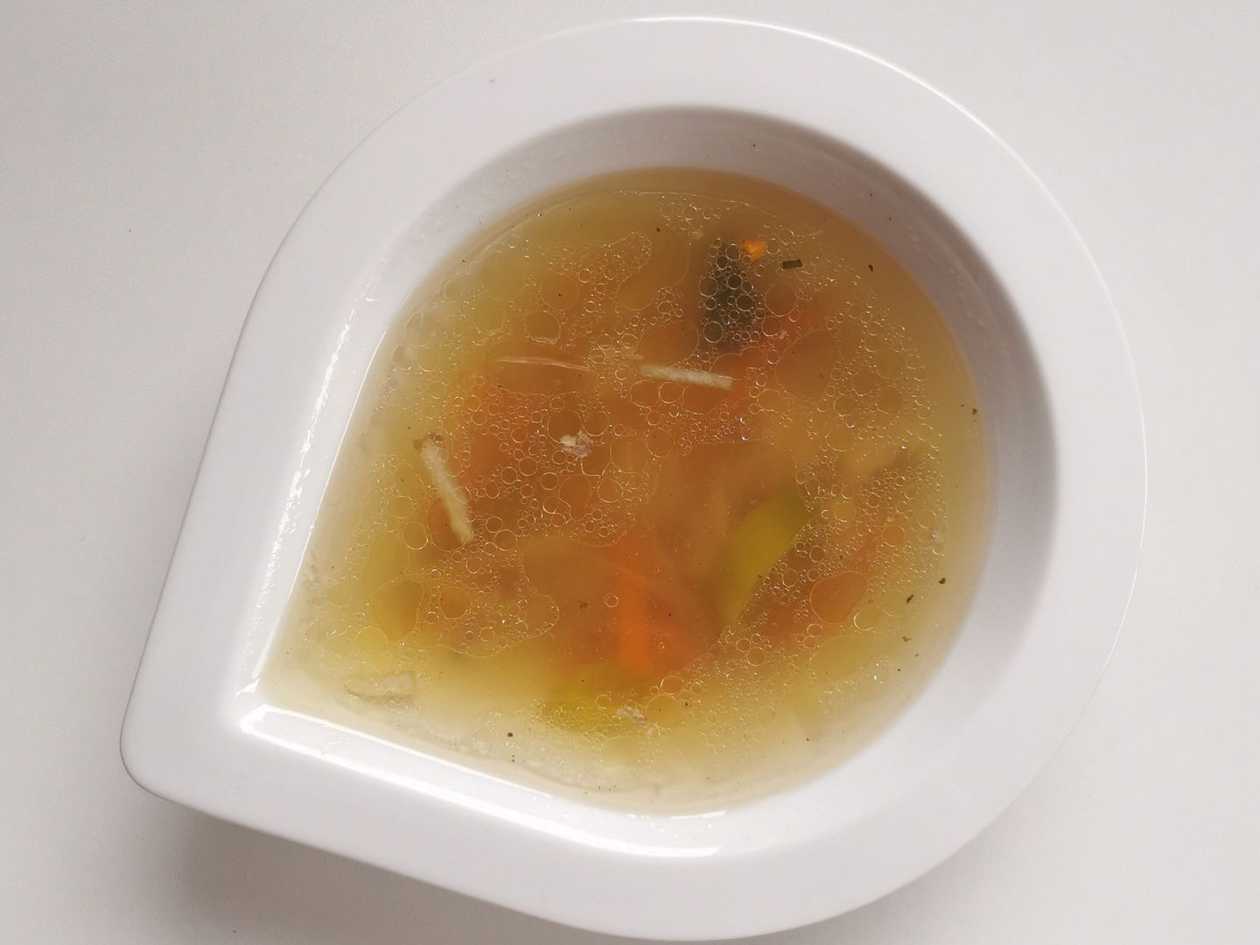 Kuřecí vývar s nudlemi a masem