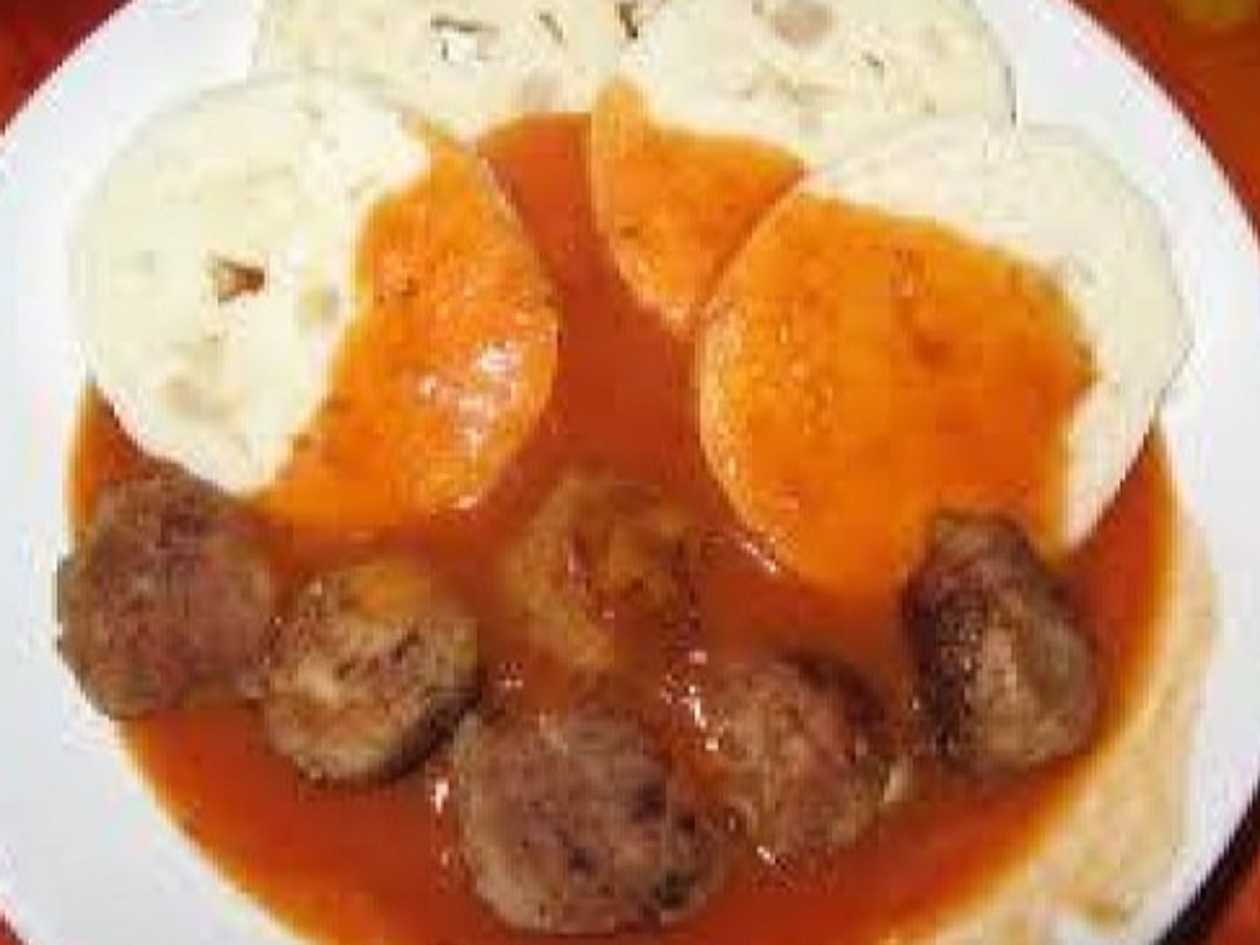Čufty, rajská omáčka, houskové knedlíky