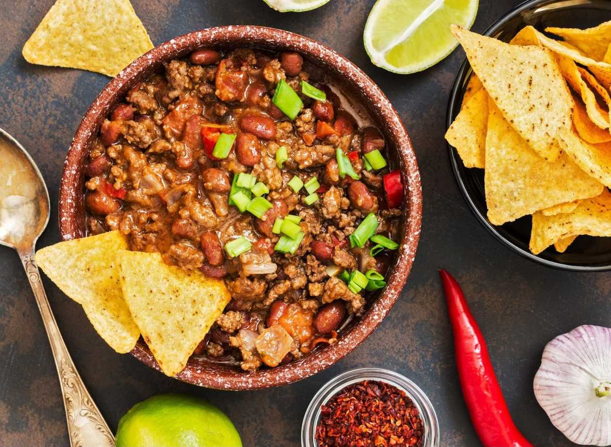 Chilli con carne s chipsy nachos