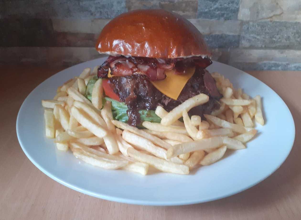 Hovězí Burger, hranolky