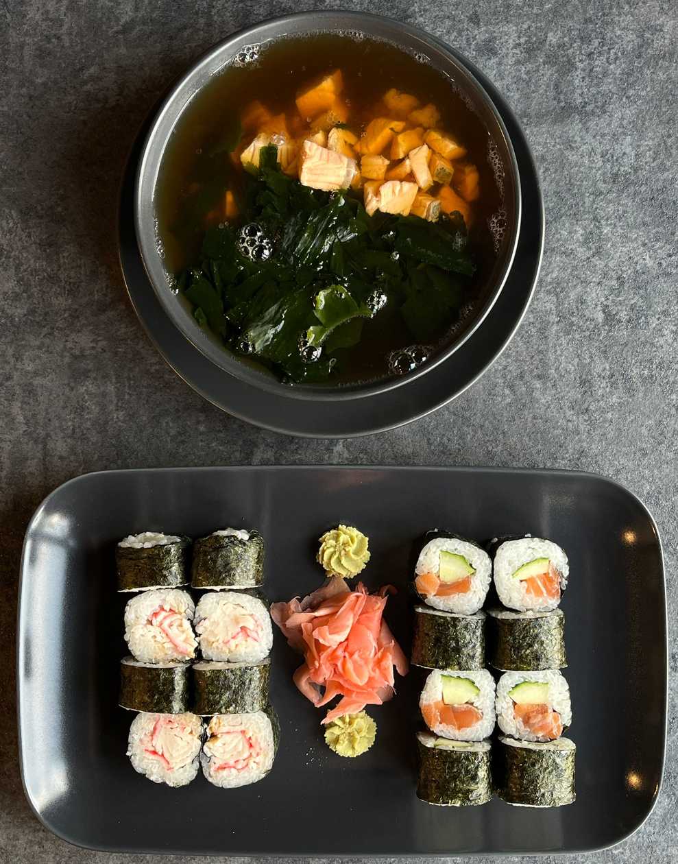 Lašišos sriuba su jūros dumbliais ir sushi su lašiša, agurku ir krabų lazdelėmis