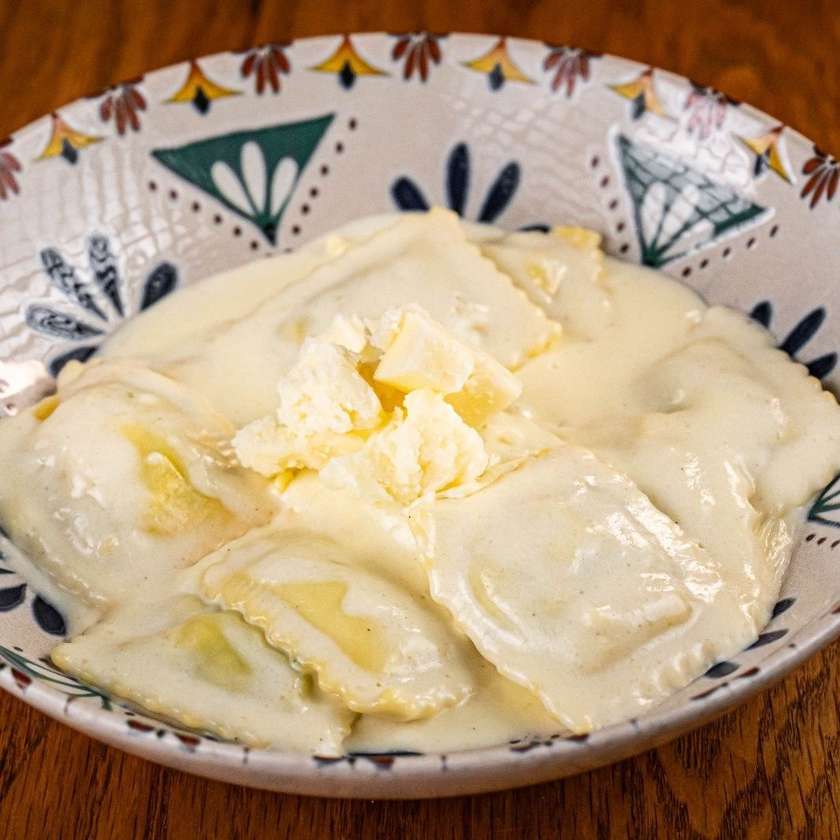 Manti cu branza, spanac si sos de branza de burduf (reteta dobrogeana)