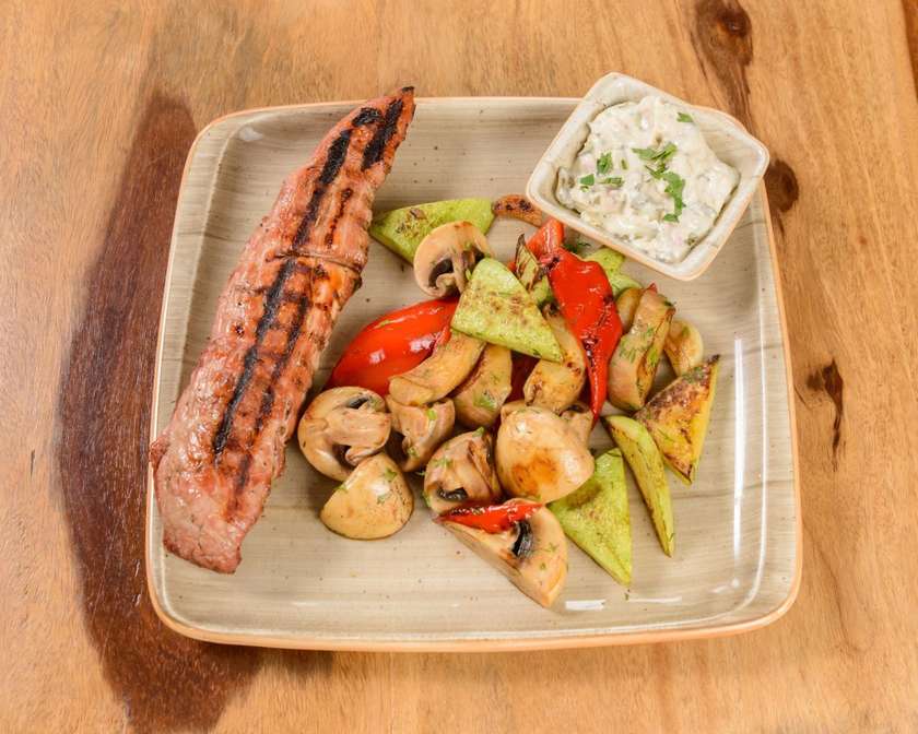 Muşchiuleţ de porc la grătar cu sos tartar