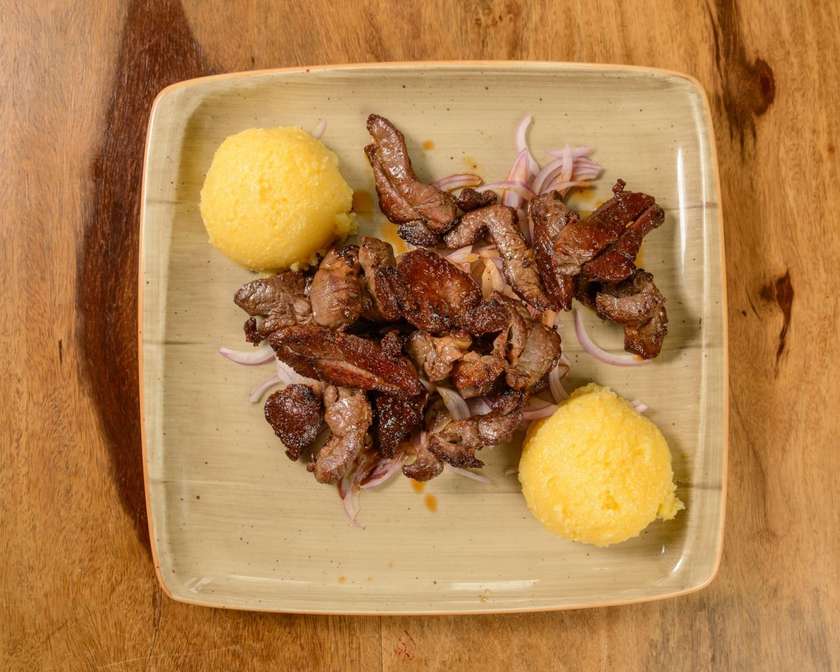 Pastramă de oaie pe ceapă