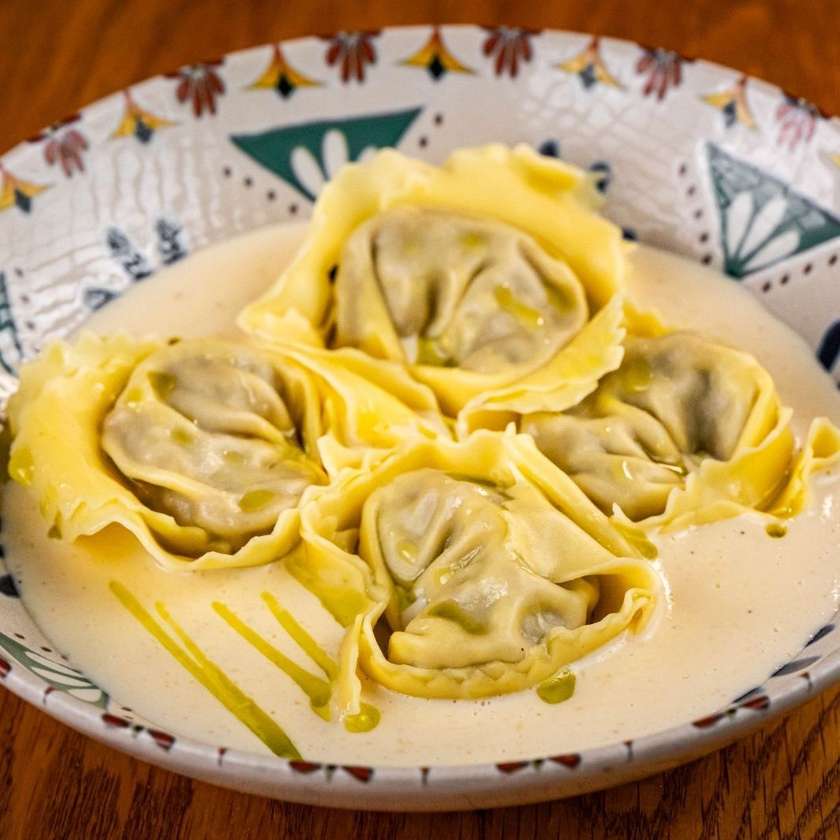 Manti cu rasol de vita si sos de hrean (reteta dobrogeana)