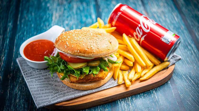 Kana burger koos friikartulite